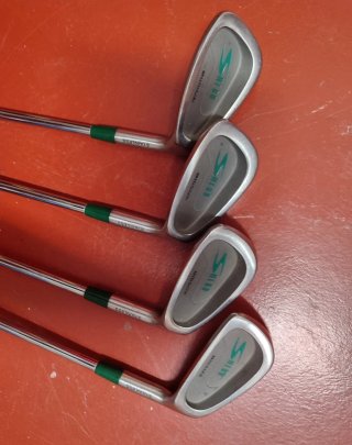 4x Palos de Golf Wilson SNERD