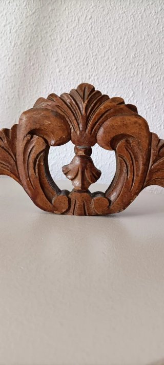 Copete o moldura de madera maciza tallada