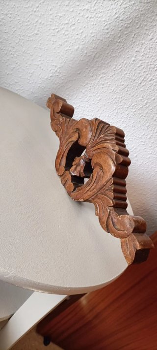 Copete o moldura de madera maciza tallada
