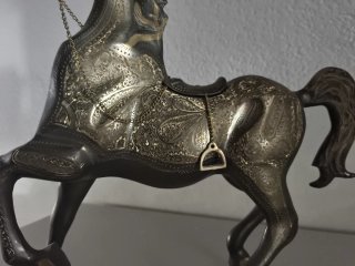 Figura decorativa de caballo metálico
