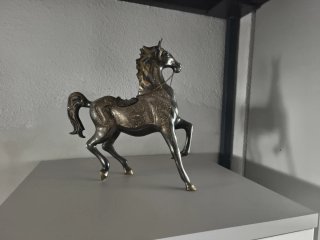 Figura decorativa de caballo metálico