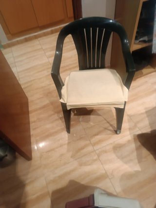 Sillón de plástico negro y beige