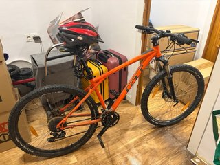 Bicicleta de montaña naranja