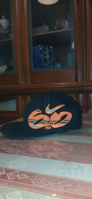 Gorra Nike Negra con Logo Naranja