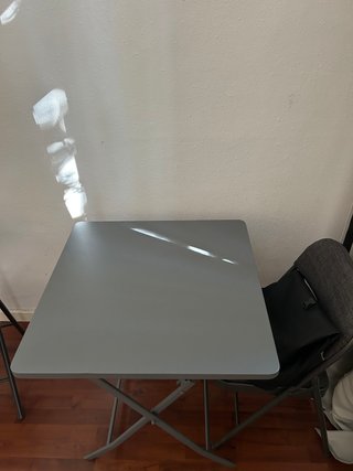 Mesa plegable gris 70x70cm + 3 sillas plegables IK