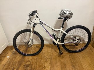 Bicicleta de montaña Giant Tempt blanca