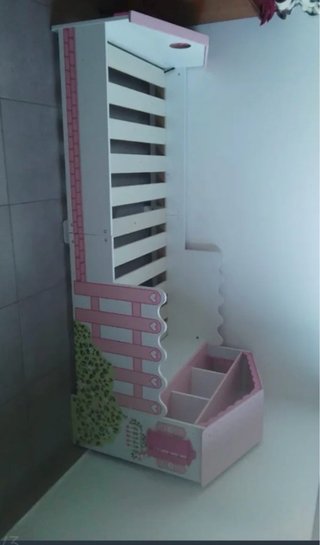 Cama infantil casa con estantería