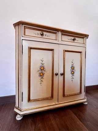 Mueble vintage antiguo beige con detalles dorados