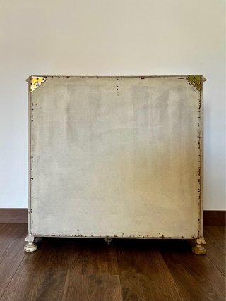 Mueble vintage antiguo beige con detalles dorados