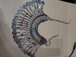 Collar plateado con monedas y cadena