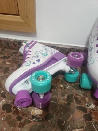Patines blancos con corazones morados