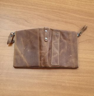 Portafoglio in pelle marrone con porta carte