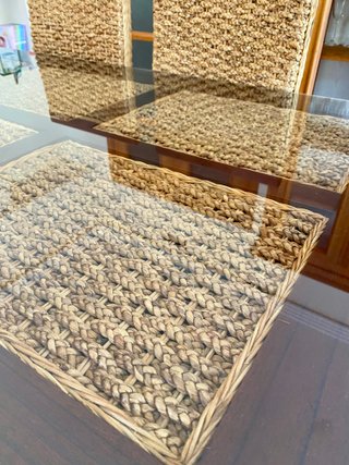 Mesa comedor madera, cristal, mimbre y seis sillas