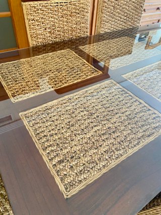 Mesa comedor madera, cristal, mimbre y seis sillas