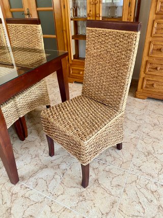 Mesa comedor madera, cristal, mimbre y seis sillas