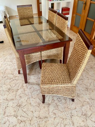 Mesa comedor madera, cristal, mimbre y seis sillas