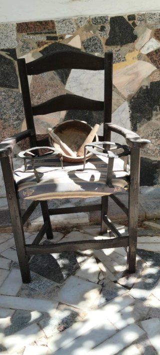 Sillón antiguo con machacadera y estribos