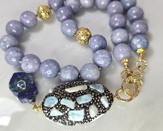 Collana: calcite blu, lapislazzuli, larimar, lava