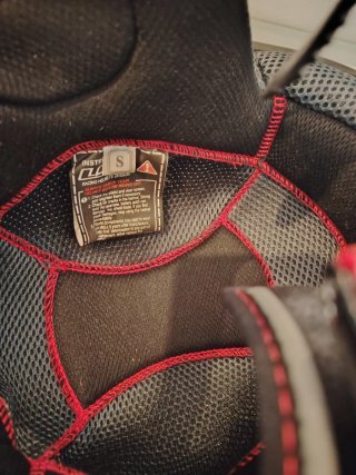 Casco de moto negro con líneas rojas