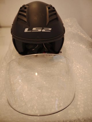 Casco de moto negro con líneas rojas