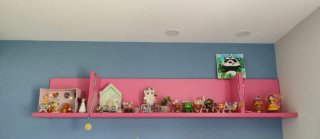 Estantería de madera rosa de muy buena calidad