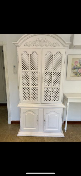 Alacena de madera blanca estilo clásico