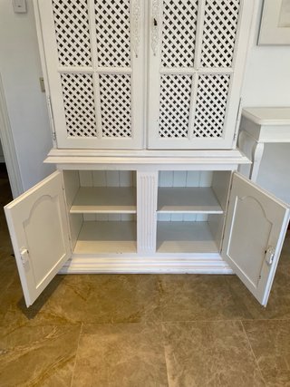 Alacena de madera blanca estilo clásico
