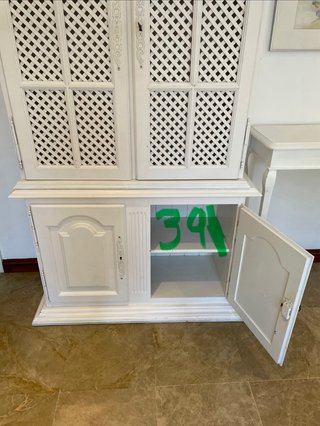 Alacena de madera blanca estilo clásico