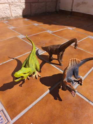 Muñecos dinosaurios (4 unidades)