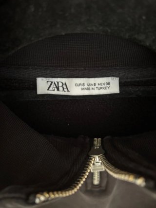 Sudadera negra con cremallera