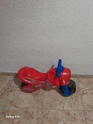 Bicicleta infantil roja y azul