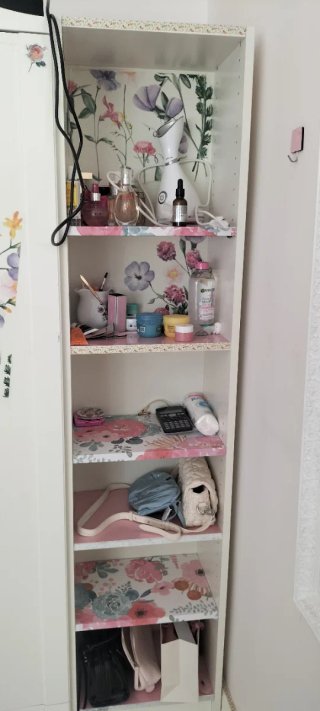 Estantería blanca con baldas decoradas