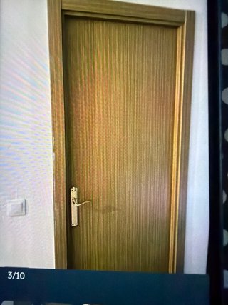 Puerta madera derecha con marco y manilla