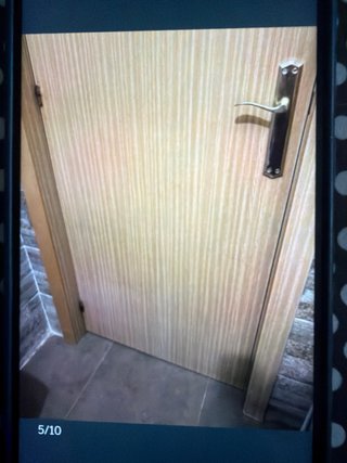 Puerta madera derecha con marco y manilla