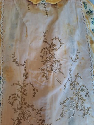Traje de huertana amarillo bordado