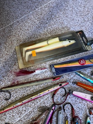 Jigs y vinilos de pesca variados