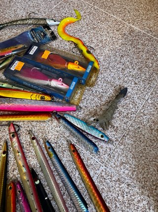 Jigs y vinilos de pesca variados