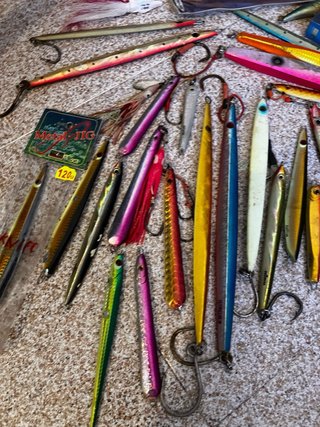 Jigs y vinilos de pesca variados