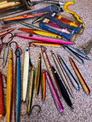Jigs y vinilos de pesca variados