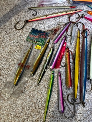 Jigs y vinilos de pesca variados