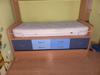 Cama nido puente madera y azul.