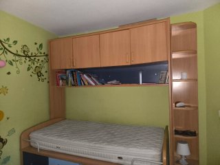 Cama nido puente madera y azul.