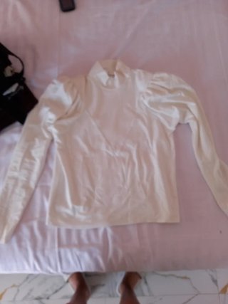Jersey blanco cuello alto manga abullonada