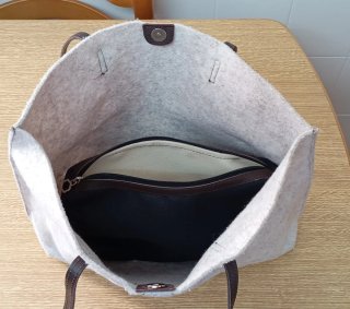 Bolso de fieltro con inicial A Con bolsito neceser