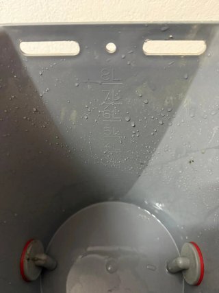 Comedero con tetinas para corderos.