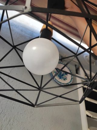 Lámpara colgante geométrica metal y madera