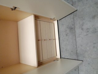 Armario ropero beige y blanco