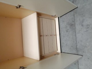Armario ropero beige y blanco