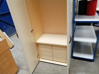 Armario ropero beige y blanco