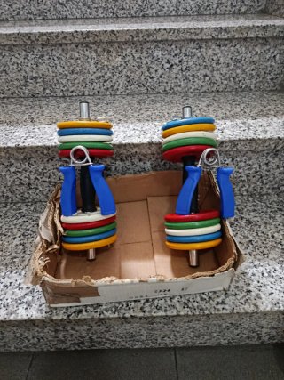 Set di manubri regolabili colorati